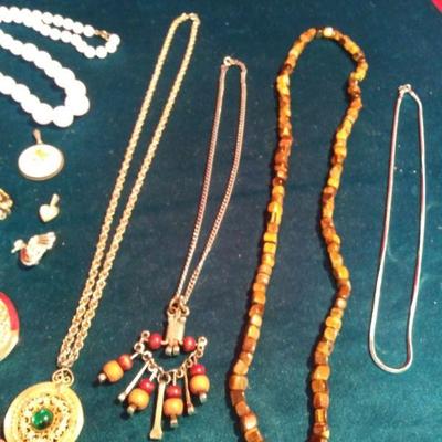 LOT 210  MOSTLY COSTUME NECKLACES