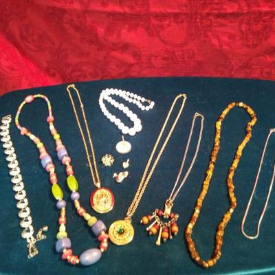 LOT 210  MOSTLY COSTUME NECKLACES