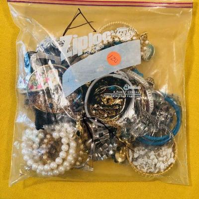 #120  Super Mixed Lot A : Bracelets, pins, watches 