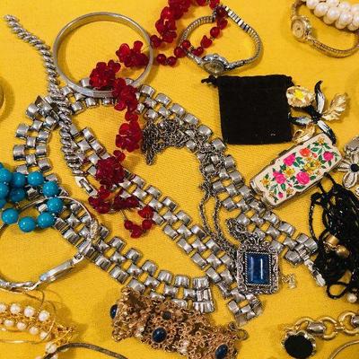 #120  Super Mixed Lot A : Bracelets, pins, watches 