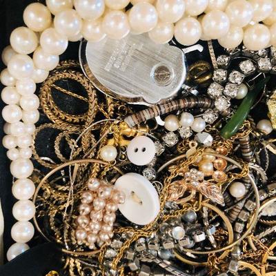 #124 Jewelry Box White - Chains, chokers, earrings 