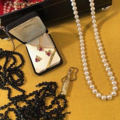 #133 BLACK JEWLRY BOX with Black jewelry and Beads 