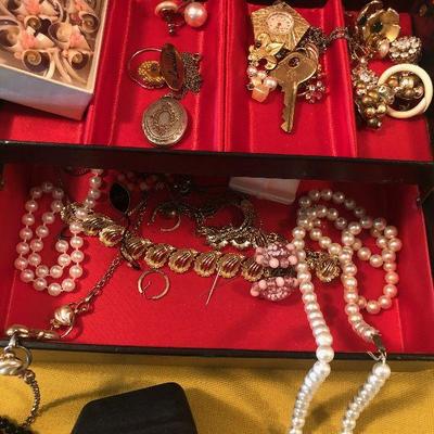 #133 BLACK JEWLRY BOX with Black jewelry and Beads 