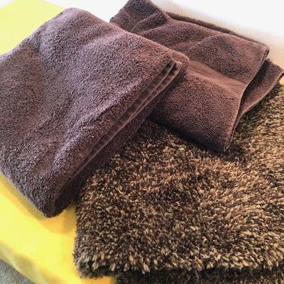 #144 BATHROOM Brown Towel and rug set 