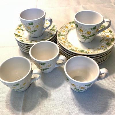 #25   POPPYTRAIL METLOX DAISY DISHES  DESSERT SET