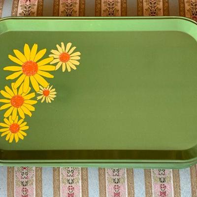 #48    VINTAGE 12 METAL TRAYS WITH DAISYS