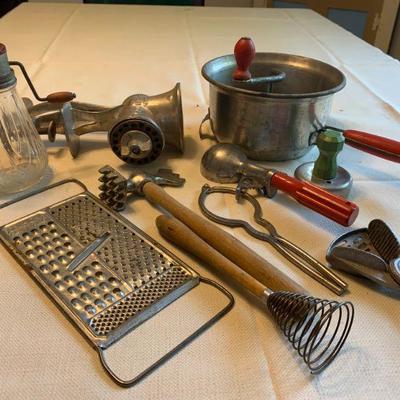 #66    GROUP LOT OF ANTIQUE KITCHEN GADGETS 