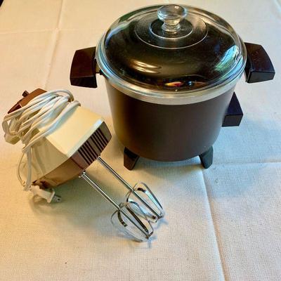 #69   VINTAGE DAZEY CROCK POT & ROBESON HAND MIXER