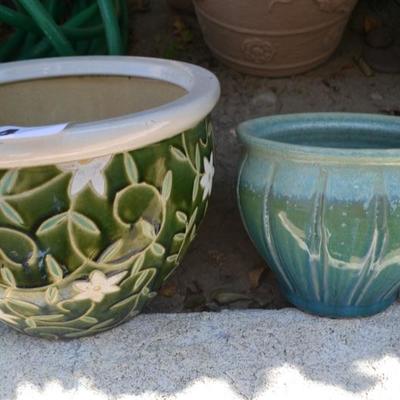 Lot 34 Two ceramic pots