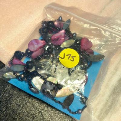 J75: Bold Shell Necklace