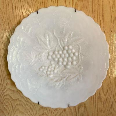#90    ANTIQUE OPALESCENCE MILK GLASS DECORATIVE PLATE GRAPE PATTERN