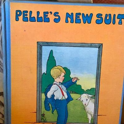 #105   GROUP LOT OF VINTAGE CHILDRENS BOOKS 