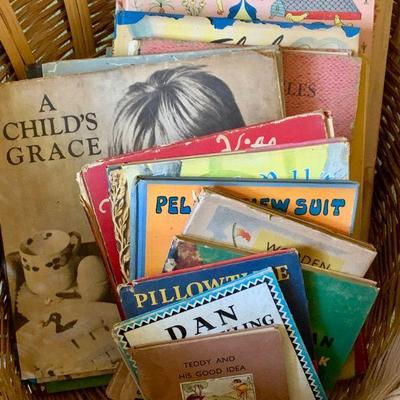 #105   GROUP LOT OF VINTAGE CHILDRENS BOOKS 