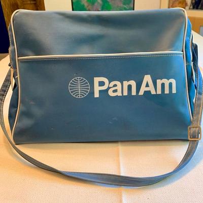 #125    VINTAGE 1970s PAN AM TRAVEL VINYL SHOULDER BAG