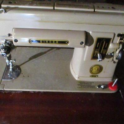Lot 65 - Singer Sewing Machine & Cabinet