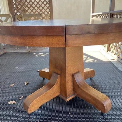 DINING TABLE QUARTER SAWN OAK - ROUND WITH THREE LEAVES/INSERTS 1950's