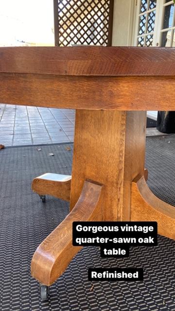 DINING TABLE QUARTER SAWN OAK ROUND WITH THREE LEAVES INSERTS