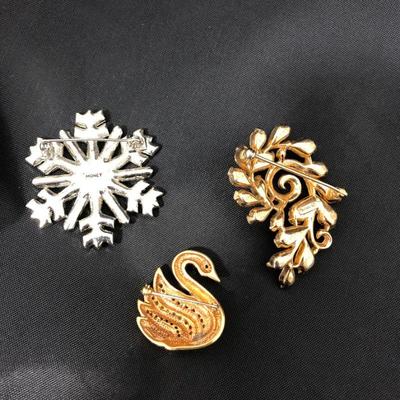 .173. One Dozen Mostly Marked Brooches