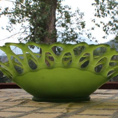 Lot #4: Vintage Light Green Art Glass Bowl w/ Lattice Edge Accent