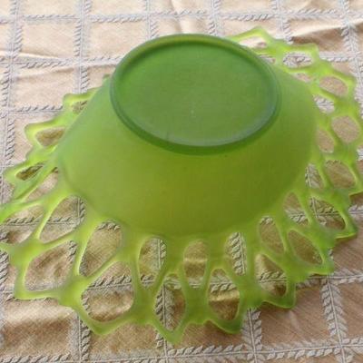 Lot #4: Vintage Light Green Art Glass Bowl w/ Lattice Edge Accent