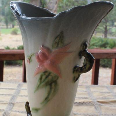 Lot #5: Vintage HULLâ„¢ Handpainted Vase
