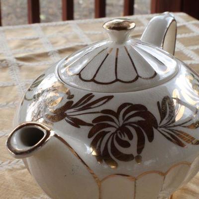 Lot #8: Pair of Vintage SADLERâ„¢ Made in England Teapots w/ Gold Accent