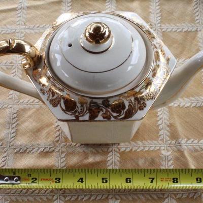 Lot #8: Pair of Vintage SADLERâ„¢ Made in England Teapots w/ Gold Accent