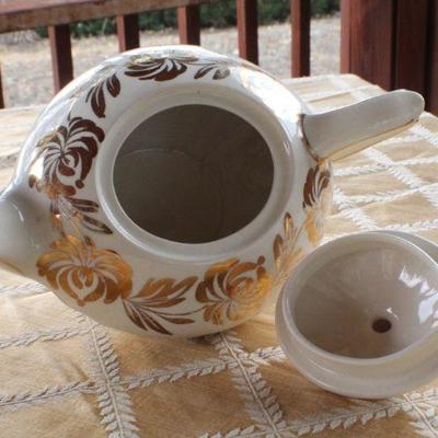 Lot #8: Pair of Vintage SADLERâ„¢ Made in England Teapots w/ Gold Accent
