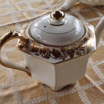 Lot #8: Pair of Vintage SADLERâ„¢ Made in England Teapots w/ Gold Accent