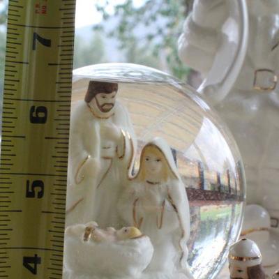 Lot #10: Pair of Vintage Christmas Deco Collectibles (Cookie Jar and Snowglobe)