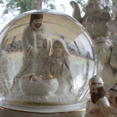 Lot #10: Pair of Vintage Christmas Deco Collectibles (Cookie Jar and Snowglobe)