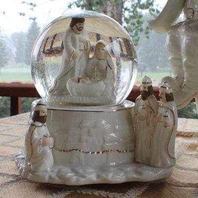 Lot #10: Pair of Vintage Christmas Deco Collectibles (Cookie Jar and Snowglobe)