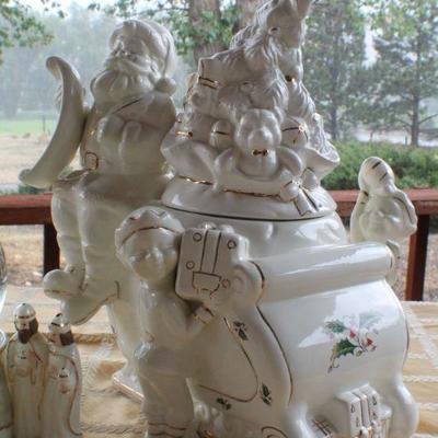 Lot #10: Pair of Vintage Christmas Deco Collectibles (Cookie Jar and Snowglobe)