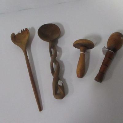 Lot 93 - Set of Vintage Wooden Kitchen Utensil Items