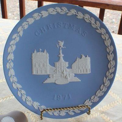 Lot #66: Pair of Vintage WEDGEWOODâ„¢ Creations (Blue Plate and Brown Trinket Box)