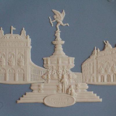 Lot #66: Pair of Vintage WEDGEWOODâ„¢ Creations (Blue Plate and Brown Trinket Box)