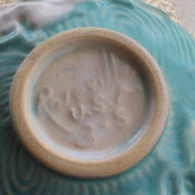 Lot #86: Large ROSEVILLEâ„¢ Flower Themed Bowl w/ Handles