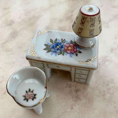 #107  VINTAGE OCCUPIED JAPAN MINIATURE CERAMIC FURNITURE DOLL HOUSE