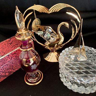 #147   GROUP LOT OF GOLD & CRYSTAL ITEMS SAIL BOAT PERFUME BOTTLE SWAN TRINKET BOX 