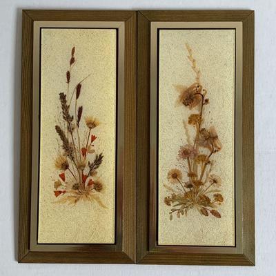 #151    VINTAGE WALL DECOR PAIR OF PLASTIC PLAQUES PRESSED FLOWERS