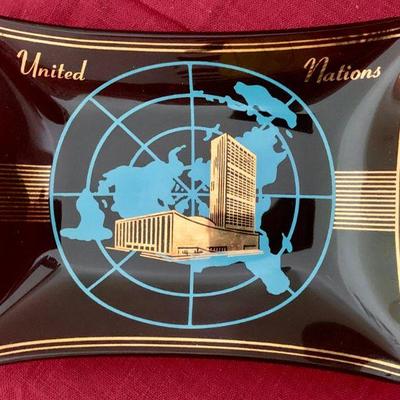 #156   VINTAGE UNITED NATIONS SOUVENIR GLASS PIN TRAY