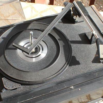 Lot #123: Vintage REALISTICâ„¢ Clarinette II Model 13-1180 Record Player and Reciever UNTESTED