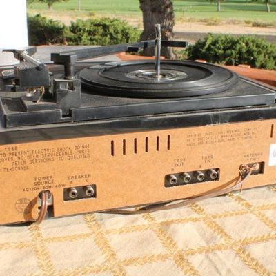 Lot #123: Vintage REALISTICâ„¢ Clarinette II Model 13-1180 Record Player and Reciever UNTESTED