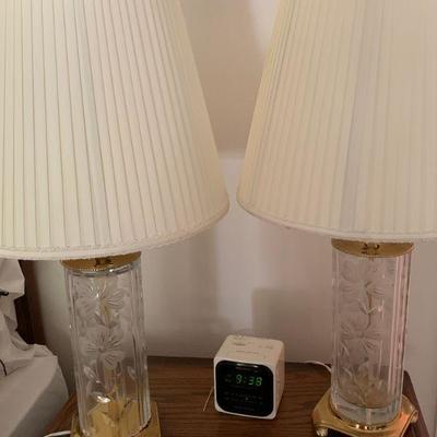 #172    VINTAGE PAIR OF ETCHED GLASS TABLE LAMPS