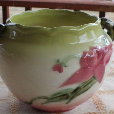 Lot #184: Vintage Hand Painted HULLâ„¢ Pottery Vase (shows small chip)