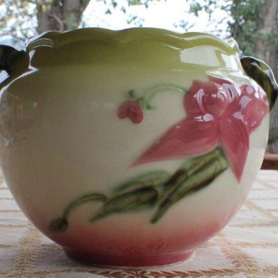 Lot #184: Vintage Hand Painted HULLâ„¢ Pottery Vase (shows small chip)