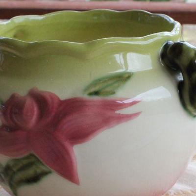 Lot #184: Vintage Hand Painted HULLâ„¢ Pottery Vase (shows small chip)