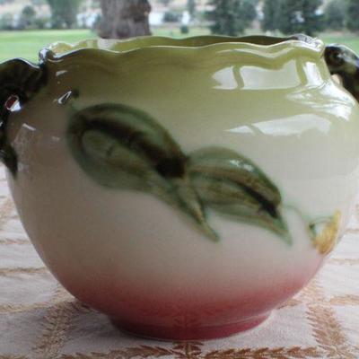 Lot #184: Vintage Hand Painted HULLâ„¢ Pottery Vase (shows small chip)