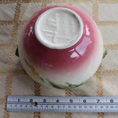 Lot #184: Vintage Hand Painted HULLâ„¢ Pottery Vase (shows small chip)