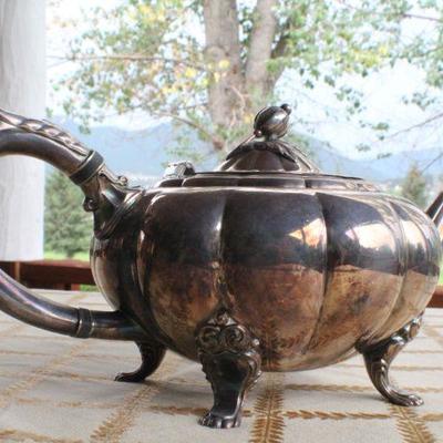 Lot #204: Vintage Heavy Silver Plated HEIRLOOMâ„¢ Melon Theme Teapot w/ Lid